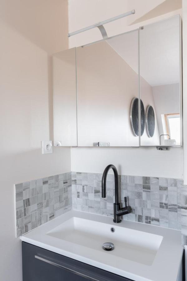 Bright And Homely 1 Bedroom Rooftop Apartment In The Marais In 파리 외부 사진