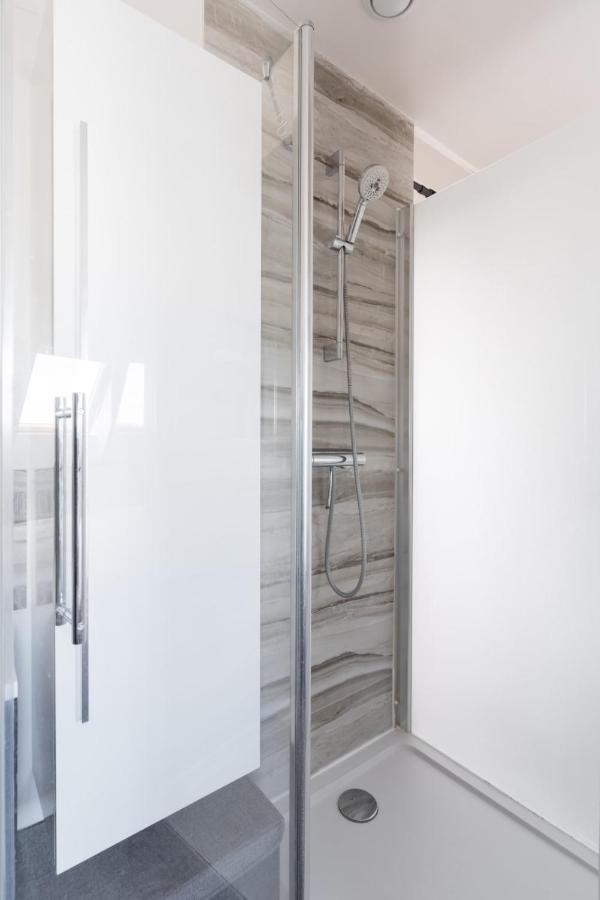 Bright And Homely 1 Bedroom Rooftop Apartment In The Marais In 파리 외부 사진